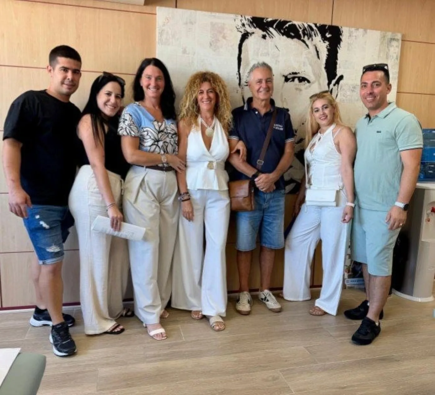 Equipo de Villa's Properties cerrando una compraventa en notaría, Tenerife